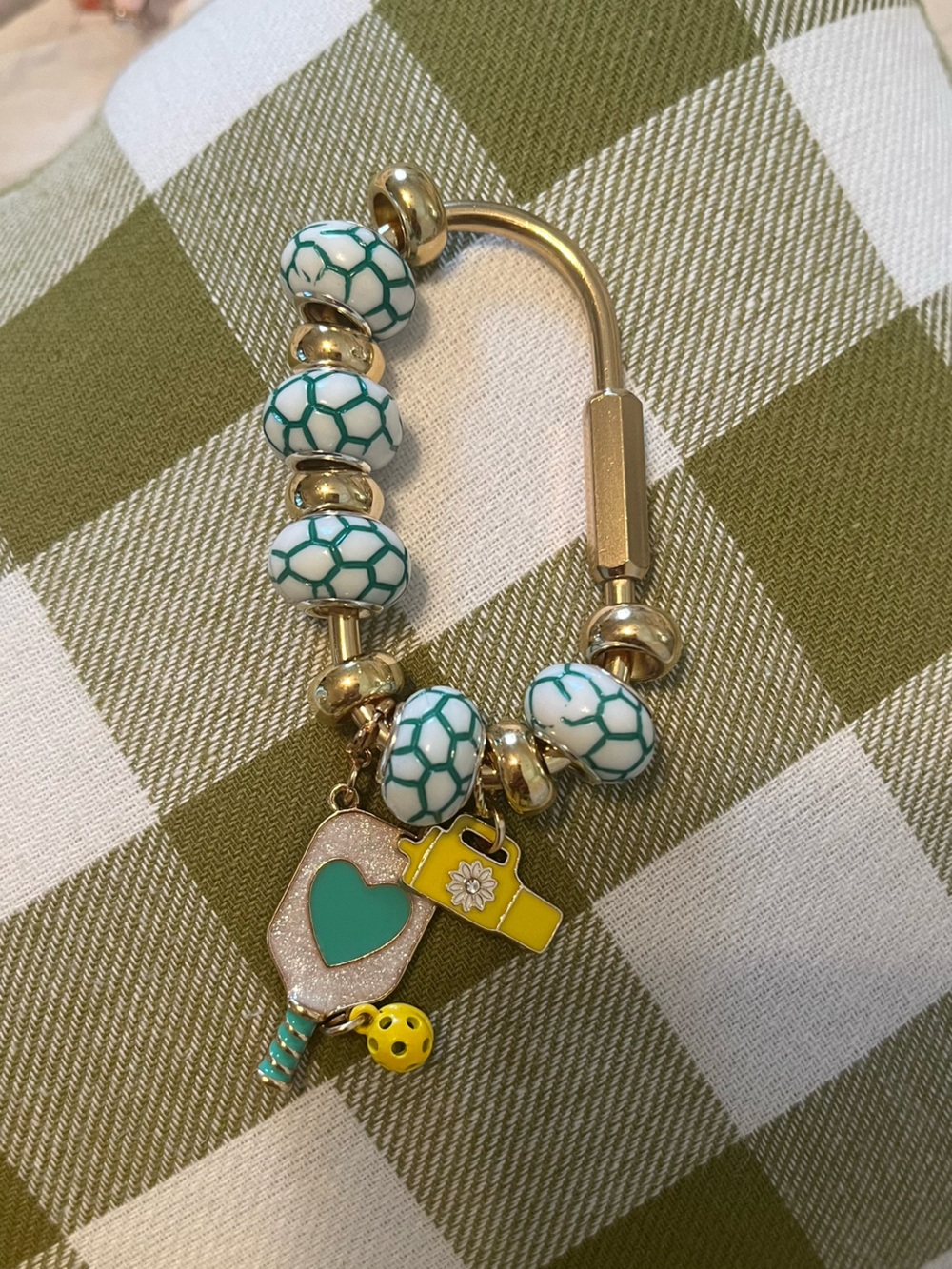 Caribina pickleball charm to add to your purse or use as a key fob.